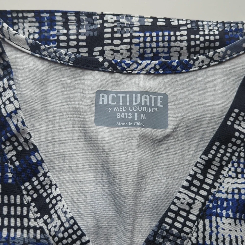 Activate by Med Couture Women's Patterned V Neck Scrub Top With Pockets Size M - Picture 7 of 8